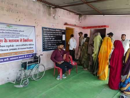 मतदान केंद्र मतदान के लिए लाइन में लगे लोग।