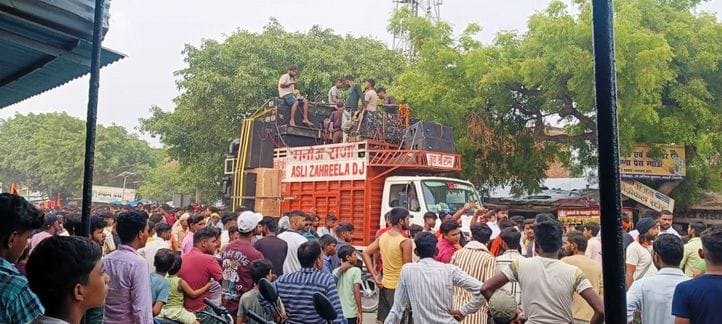 Kanwadias clashed in competition of DJ, complaint of breaking of Kanwad