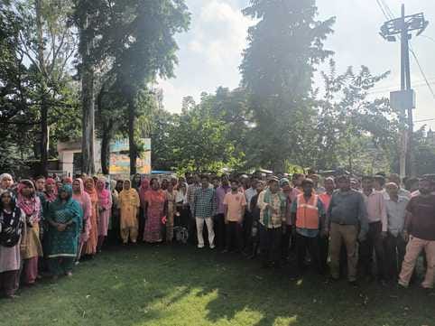The board meeting of the municipality was held in a closed auditorium, police kept vigil outside
