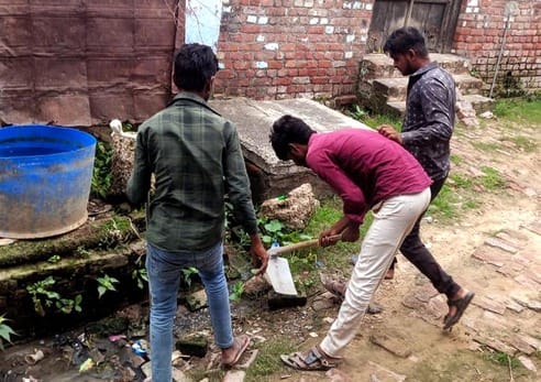 Drinking water pipeline is choked in two dozen houses, reboring of hand pumps has not been started