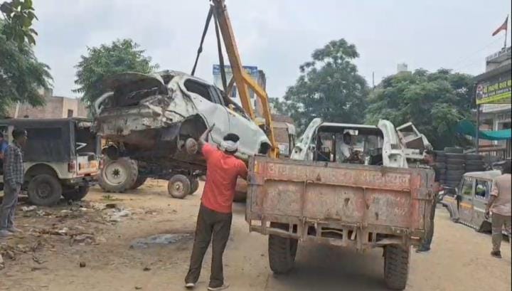Junk vehicles lying in the auto market were confiscated, now penalty action will be taken