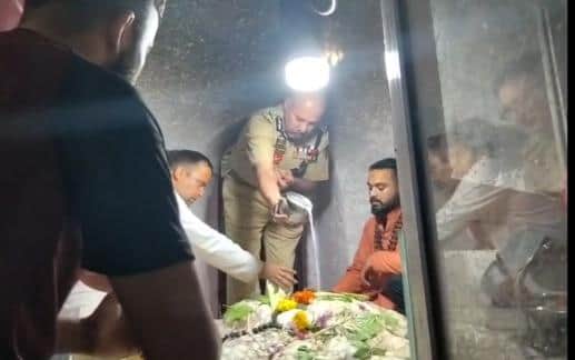 पुंछ के श्री बूढ़ा  अमरनाथ मंदिर में शिवलिंग का अभिषेक करते डीजीपी।  