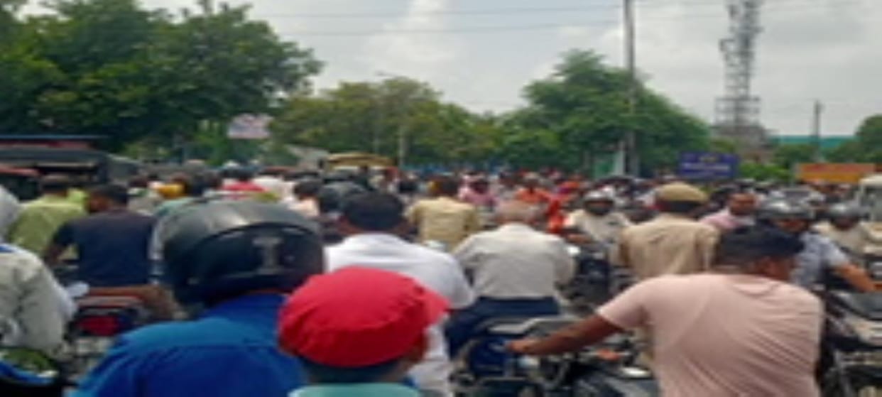 lailaaj bana jaam...sadakon par rengate najar aae vaahan