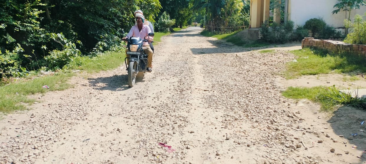 Pauli-Mahuli road is in bad condition, stones are scattered since last four months