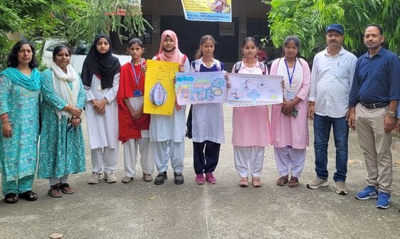 Niti in speech, Tarannum in essay and Saloni first in painting