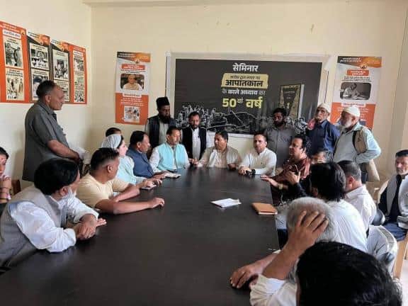 राजोरी में कार्यकर्ताओं के साथ बैठक करते सत शर्मा।