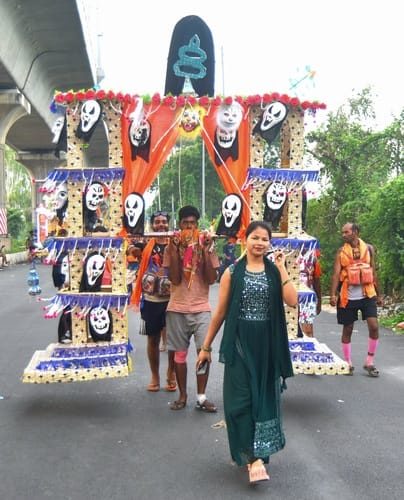 Women bringing Kanwad with strong intentions