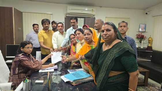 माउंटआबू नगर मंडल कांग्रेस कार्यकर्ताओं ने उपखंड अधिकारी को सीएम के नाम सौंपा ज्ञापन