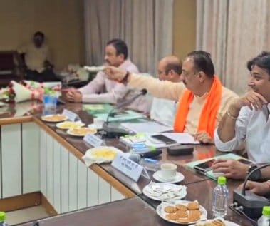 Electricity Corporation cried about lack of money; MLA handed over 50 thousand in the meeting