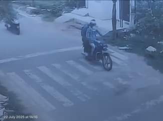 Looted jewelery from elderly woman and daughter-in-law at gunpoint and knife point