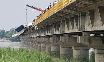 Muzaffarpur Bihar news:road accident van fall in gandak river one die two injured police investigate
