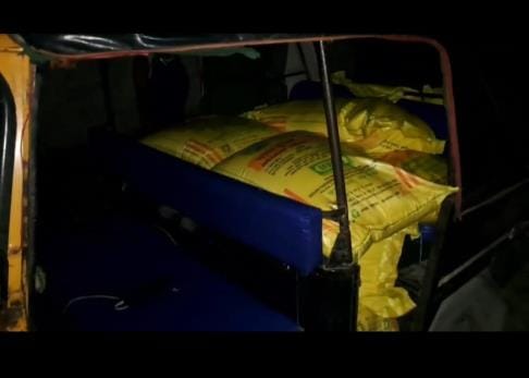 Farmers caught urea being smuggled for black marketing