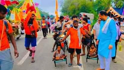 दौराला- हाईवे से अपने बच्चों को पालकी में लेकर गुजरता शिवभक्त। स्रोत : संवाद