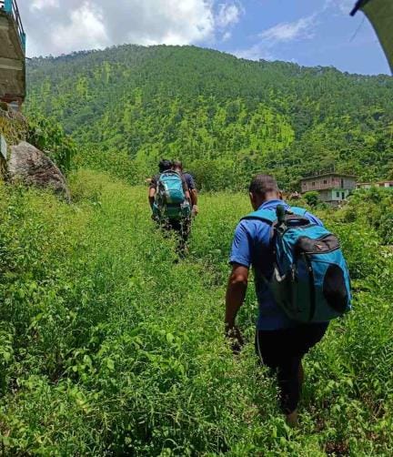 Luggage on the back, roads are not easy... the test of measuring mountains before duty.