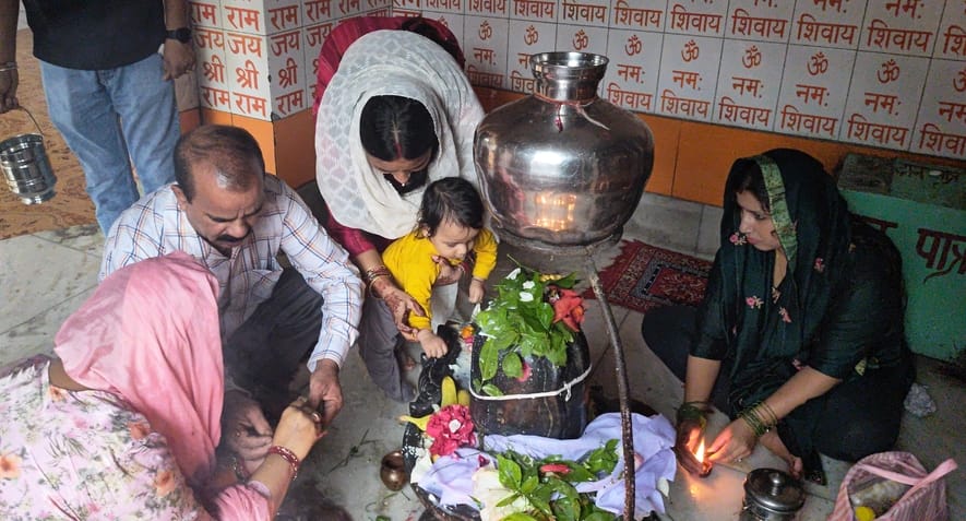 Amid heavy rains, a flood of devotees thronged the Shiva temples
