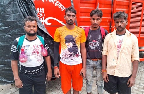 Kanwadis surrounded the operator along with the DJ vehicle