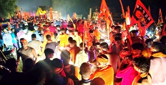 The highway was jammed for three hours due to vehicles with DJ