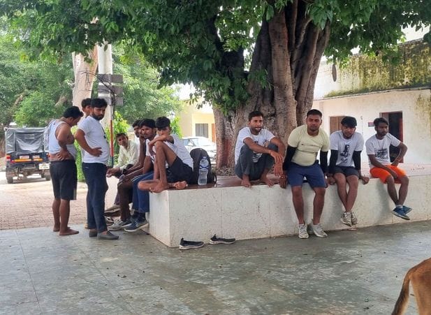 There was a scuffle between two groups of Kanwariyas, they were surrounded and beaten up in protest