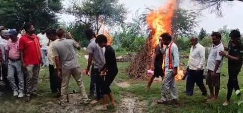 The funeral procession of both the devotees was taken out together, every eye was wet