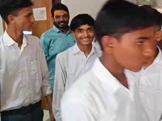 कलेक्टर से मिलने पहंचे छात्र।