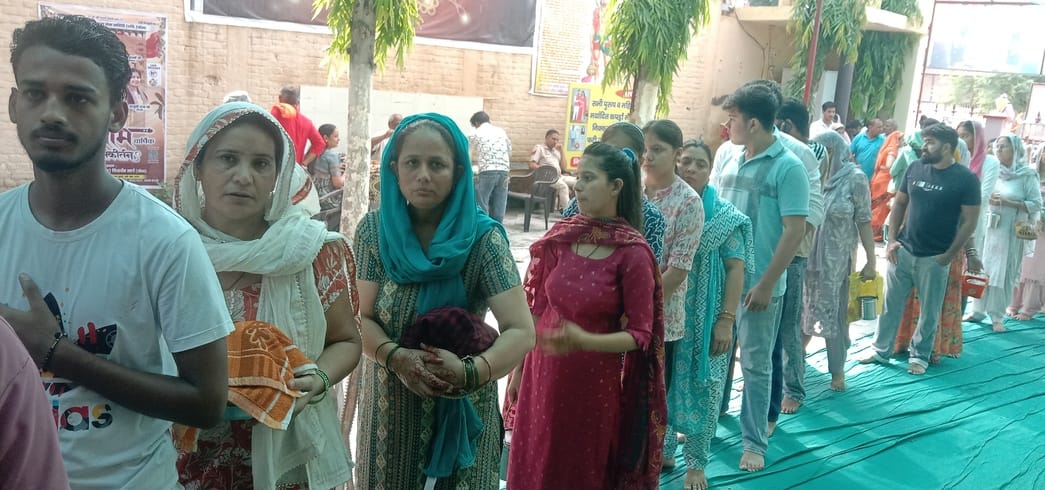 Amidst the rain, the devotees prayed by performing Jalabhishek