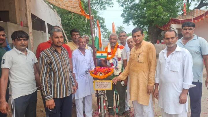 2200 km by bicycle. Narendra Yadav brought Kanwar from Amarnath after travelling.