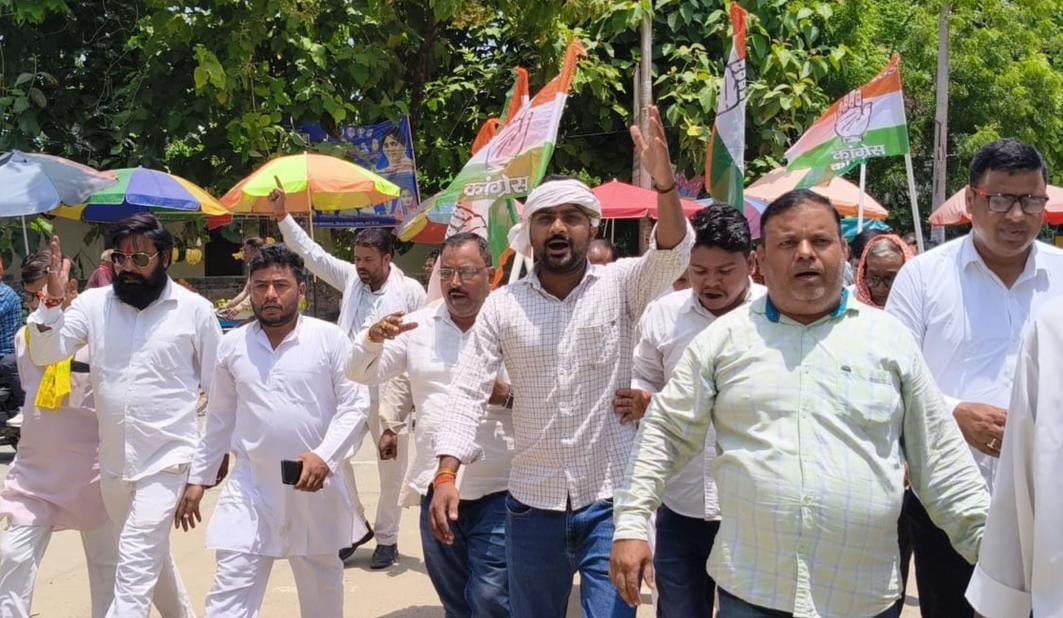 Congressmen demonstrated for supply of fertilizer and electricity