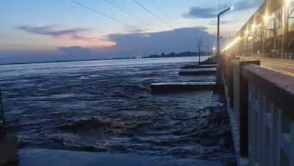 भीमनगर बराज से डिस्चार्ज बढ़ने के बाद उफनाई कोसी।