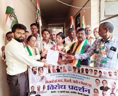 Congress staged a sit-in and presented a memorandum regarding the problems of farmers
