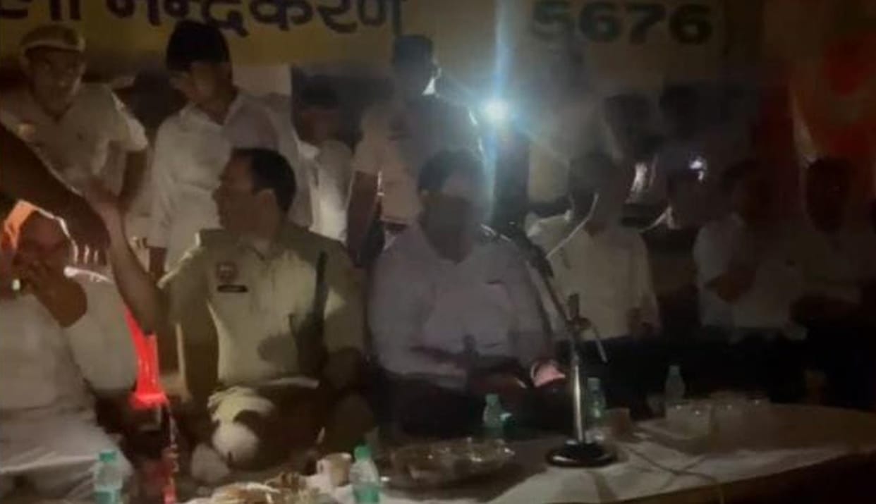 Under the leadership of DC-SP, electricity celebrated holidays five times, hearings took place in the dark, complaints were read under the light of mobile torches in Dudivala Nandkaran village.