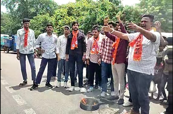 एबीवीपी ने कॉलेज के बाहर टायर जलाकर किया प्रदर्शन