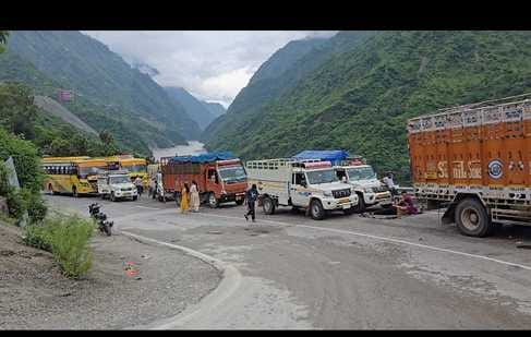 Due to highway closure in Mandi, people spent nights in vehicles, survived on tea and Maggi