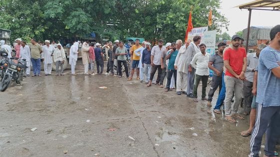 Urea was distributed under police supervision after farmers created a ruckus