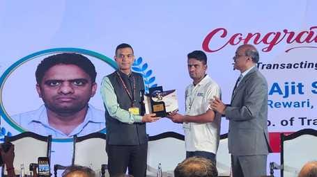 Ajit Singh got the award for providing maximum services to the citizens in CSC