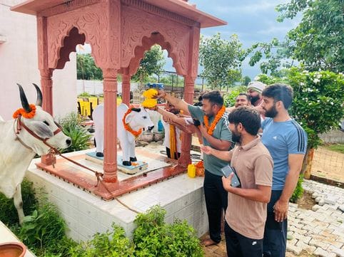 Cow protectors offered Ganga water to the cow