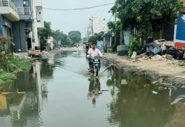 Lalagarhi road is getting filled with sewer water, no solution