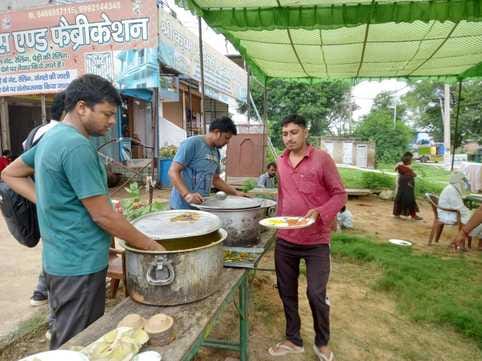 Organizing a feast in Ramkaran Das Colony Market