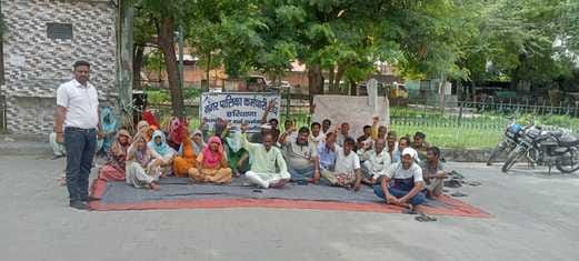 Cleaning workers staged a sit-in protest in Nagar Panchayat