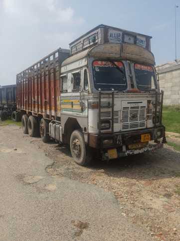 Hindu organization caught a truck full of leather on the highway and created a ruckus