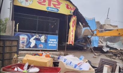 DTP's yellow paw runs on two dhabas