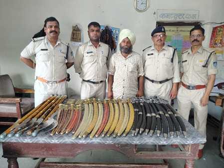 हथियारों के साथ पकड़ा गया रेल यात्री