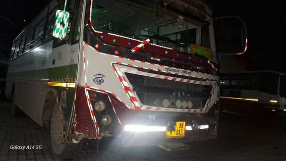 Bus and car collide in Jogindernagar, passengers escape narrowly