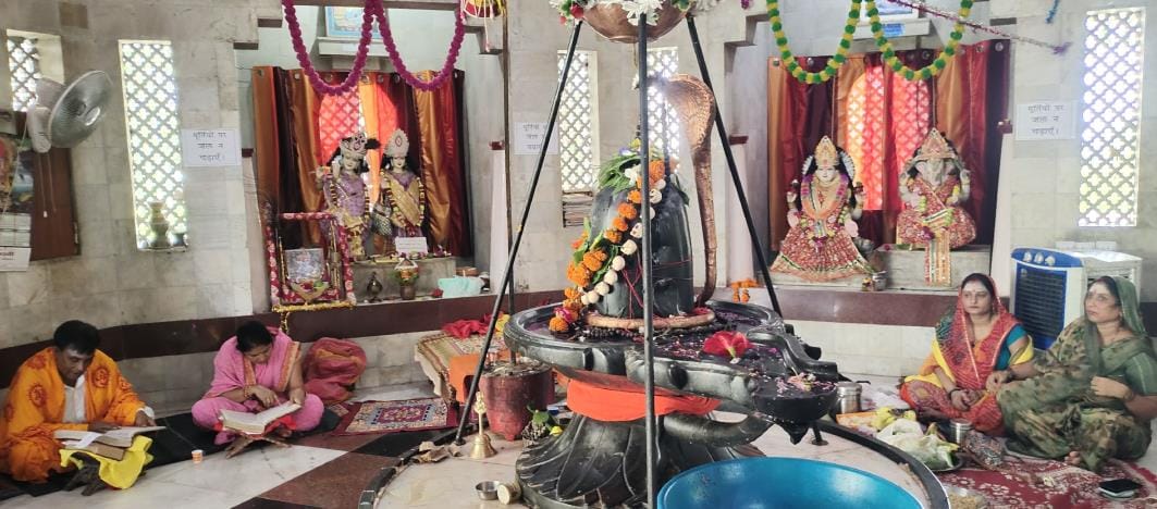 The devotees performed Jalabhishek and raised slogans