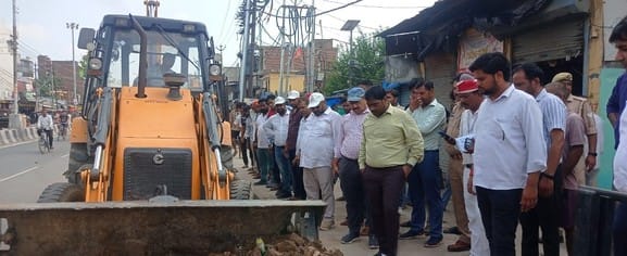 JCB runs on illegal encroachments, cart and stall owners run away