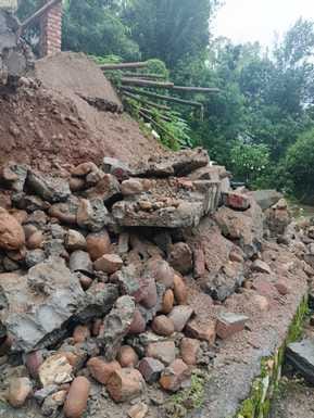 Gaushala in danger due to collapse of shed in Jaladi