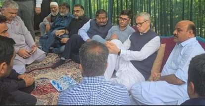 कंगन में ओएसडी की मां के निधन पर शोक व्यक्त करते मुख्यमंत्री उमर। संवाद