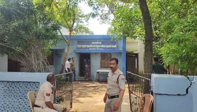 कार्यवाही करती हुई eow टीम