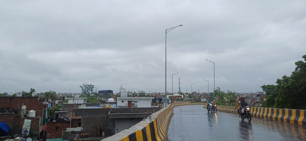 There was intermittent rain in the morning, the temperature dropped, the weather became pleasant