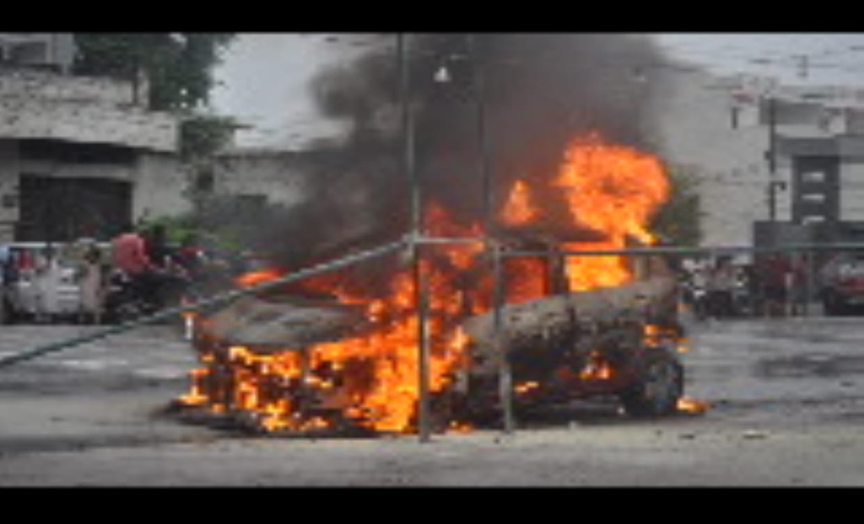 A moving car turned into a ball of fire, three people including a woman jumped out and saved their lives