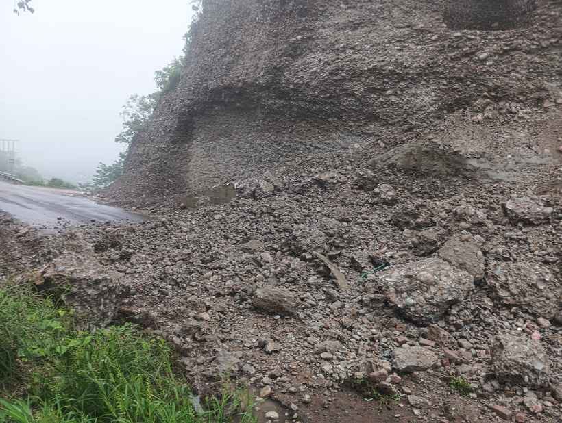 Traffic remained halted for two and a half hours due to landslide in Tauni Devi and one hour due to falling of tree in Gwalpathar